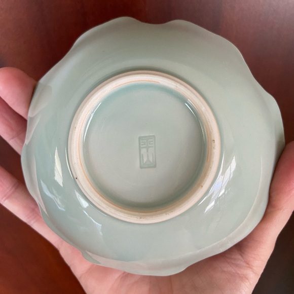 Celadon Glaze Green Leaf-Shaped Japanese Porcelain Sauce or Trinket Dish - Picture 6 of 8